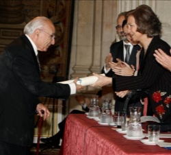 Doña Sofía entrega el premio a Francisco Brines