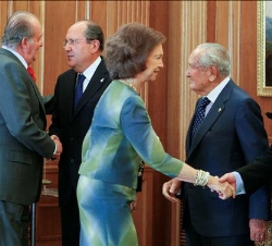 Los Reyes reciben el saludo del presidente de Cruz Roja Española, Juan Manuel Suárez del Toro, el vicepresidente de la Fundación, Manuel Gómez de Pabl