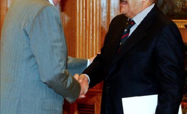 Don Juan Carlos recibe el saludo del consejero del Emir de Kuwait