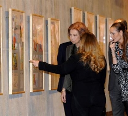 La Reina, durante su visita a la exposición