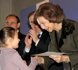 Doña Sofía entrega el diploma a una de las niñas ganadoras