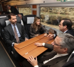 Don Felipe y Doña Letizia, junto al presidente del Congreso de los Diputados y el ministro de Fomento durante el recorrido en tren