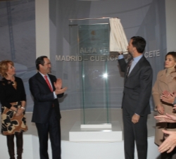 Don Felipe, en presencia de Doña Letizia, descubre una placa conmemorativa de la inauguración