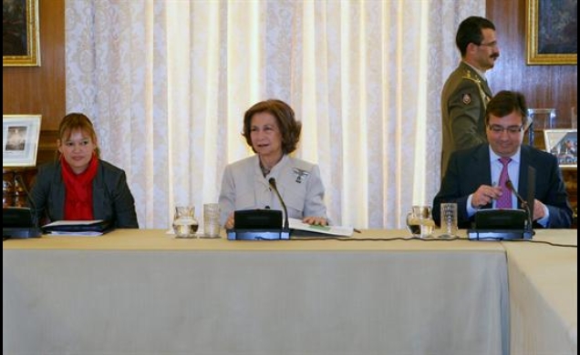 Doña Sofía, junto a la ministra de Sanidad, Política Social e Igualdad, y el presidente de la Junta de Extremadura