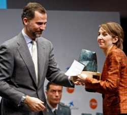 El Príncipe entrega el premio a la periodista de El País Maruxa Ruiz delÁrbol