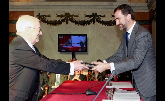 Su Alteza Real el Príncipe de Asturias recibe de manos del director de la Real Academia Española un ejemplar de la nueva ortografía