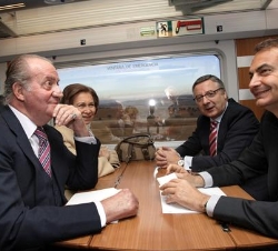 Sus Majestades, a bordo del tren, acompañados por el presidente del Gobierno y el ministro de Fomento