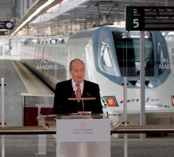 Don Juan Carlos, durante sus palabras en la estación Joaquín Sorolla de Valencia