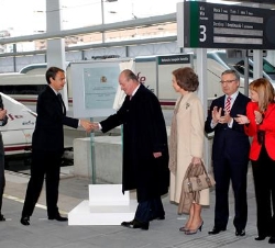 El Rey recibe el saludo del presidente del Gobierno tras descubrir una placa conmemorativa en la estación Joaquín Sorolla de Valencia, en presencia de