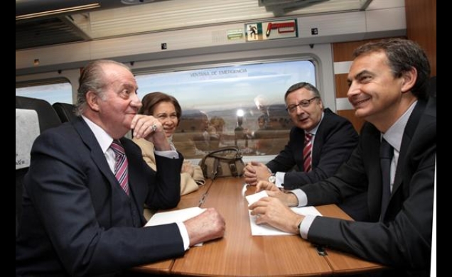Sus Majestades, a bordo del tren, acompañados por el presidente del Gobierno y el ministro de Fomento