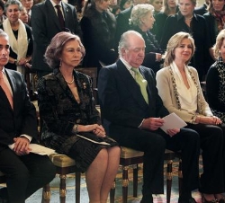 Los Reyes y la Infanta Doña Cristina, acompañados por el ministro de la Presidencia, Ramón Jáuregui, y la presidenta de la Comunidad de Madrid, Espera