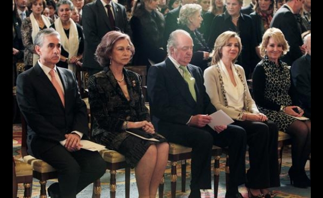 Los Reyes y la Infanta Doña Cristina, acompañados por el ministro de la Presidencia, Ramón Jáuregui, y la presidenta de la Comunidad de Madrid, Espera