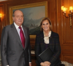 Don Juan Carlos, con la presidenta del Parlamento de Cataluña