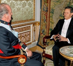 El Rey conversa con el Embajador de la República de Honduras