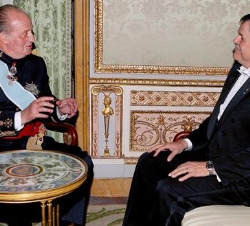 Don Juan Carlos conversa con el Embajador de la República Oriental de Uruguay