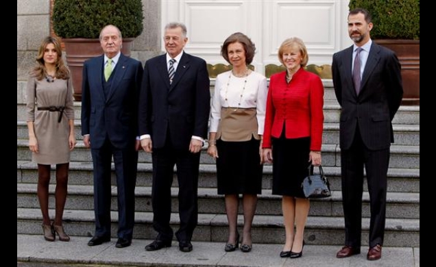 Los Reyes y los Príncipes, con el Presidente de la República de Hungría y su esposa, a su llegada al Palacio de La Zarzuela.