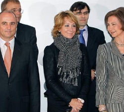 Doña Sofía, con la presidenta de la Comunidad de Madrid y el ministro de Industria, Turismo y Comercio