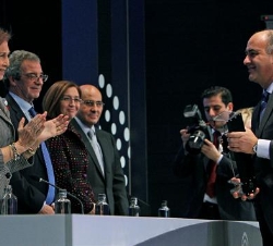 Su Majestad aplaude al alcalde deÁvila tras entregarle el premio