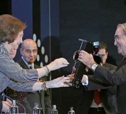 El presidente de MRW recibe el premio de manos de la Reina
