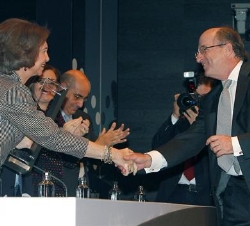 Doña Sofía recibe el saludo del presidente de Repsol YPF