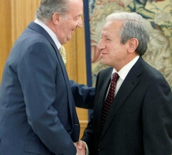 Don Juan Carlos recibe el saludo del nuevo presidente del Tribunal Constitucional, Pascual Sala