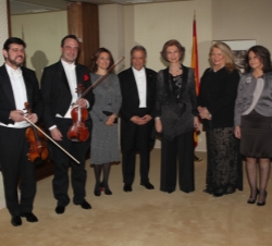 Doña Sofía, con Zubin Mehta, su esposa, los solistas, la gerente de la Orquesta del Maggio Fiorentino y la presidenta de Juventudes Musicales de Madri