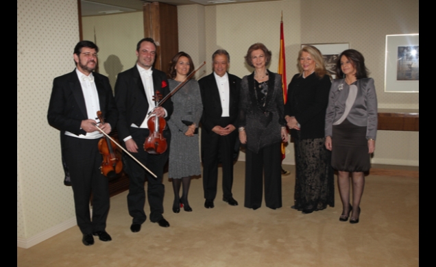 Doña Sofía, con Zubin Mehta, su esposa, los solistas, la gerente de la Orquesta del Maggio Fiorentino y la presidenta de Juventudes Musicales de Madri