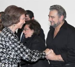 Doña Sofía recibe el saludo de Plácido Domingo