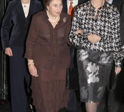 La Reina, las Infantas Doña Elena y Doña Margarita y Don Carlos Zurita, a su llegada al Teatro Real