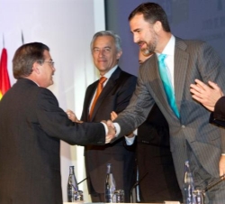 El Príncipe recibe el saludo del director general de Vircell, Joaquín Mendoza