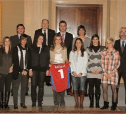 La Princesa, con las jugadoras, técnicos y responsables de la Federación, con una camiseta de la Selección con la que fue obsequiada