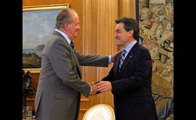 Don Juan Carlos recibe el saludo del presidente de la Generalitat de Cataluña