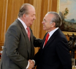 Don Juan Carlos recibe el saludo de Isidre Fainé