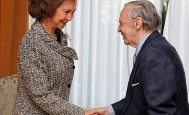 La Reina recibe el saludo del presidente de la FAD