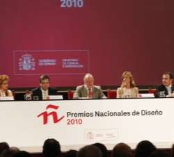 Su Majestad el Rey en la mesa presidencial junto a la ministra de Ciencia e Innovación, Cristina Garmendia y el presidente de la Junta de Extremadura,