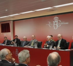 Don Juan Carlos en la mesa presidencial