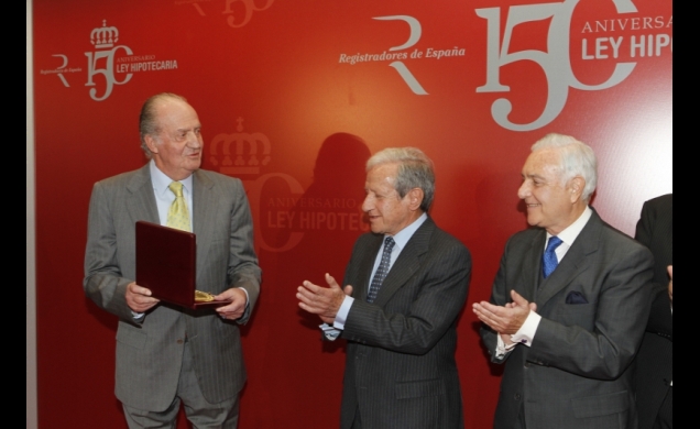 Su Majestad el Rey recibe la Medalla Conmemorativa del 150º Aniversario de la Ley Hipotecaria
