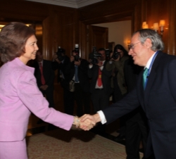 Doña Sofía saluda al presidente de MAPFRE, José Manuel Martínez Martínez