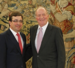 Don Juan Carlos junto a Guillermo Fernández Vara
