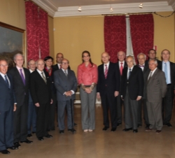 Doña Elena junto a los academicos de la Real Academia de la Historia
