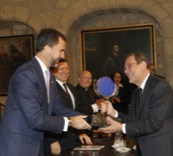 Su Alteza Real el Príncipe de Asturias hace entrega del premio a Francisco Javier Solana