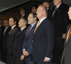 Don Juan Carlos, durante la interpretación del Himno Nacional
