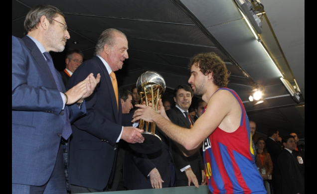 Su Majestad entrega el trofeo al capitán del Regal F.C. Barcelona, Roger Grimau