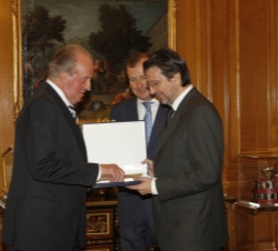 Don Juan Carlos entrega el galardón a Ignacio Camacho