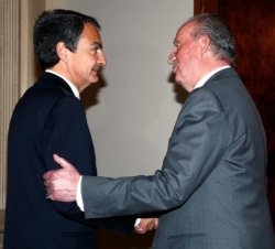 Don Juan Carlos saluda al presidente del Gobierno, José Luis Rodríguez Zapatero
