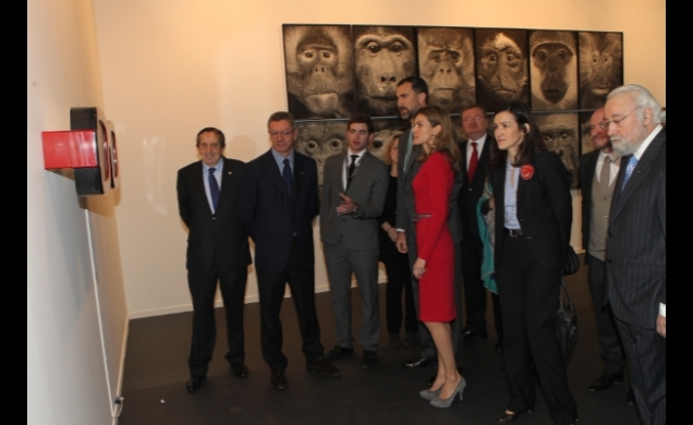 Sus Altezas Reales los Príncipes de Asturias junto a la ministra de Cultura y el alcalde de Madrid durante su recorrido por la exposición