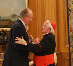 Su Majestad el Rey recibe el saludo del cardenal Cañizares