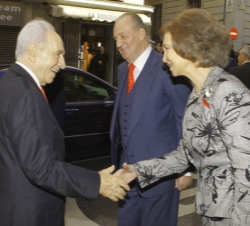 Sus Majestades los Reyes reciben al Presidente israelí a su llegada a la sede de la Casa Sefarad-Israel