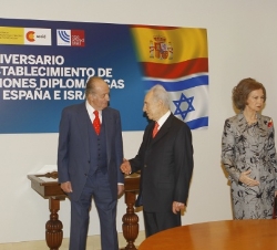 Sus Majestades los Reyes, el Presidente del Estado de Israel y la ministra de Asuntos Exteriores y de Cooperación, durante la inauguración