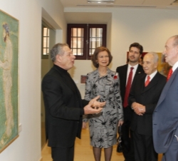 Los Reyes y el Señor Shimon Peres atienden las explicaciones del pintor Assad Azi